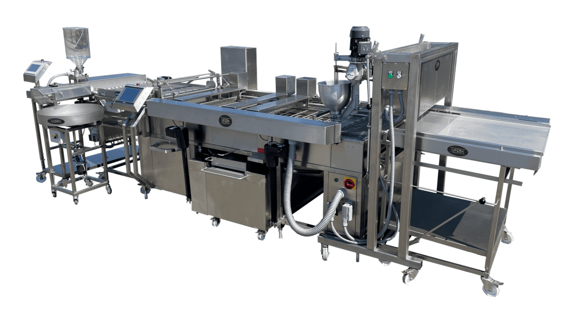 Eine große industrielle Lebensmittelverarbeitungsmaschine aus Edelstahl mit verschiedenen Fächern, Schalttafeln, Förderbändern und Mischkomponenten, die auf Rollen vor einem weißen Hintergrund aufgestellt ist.