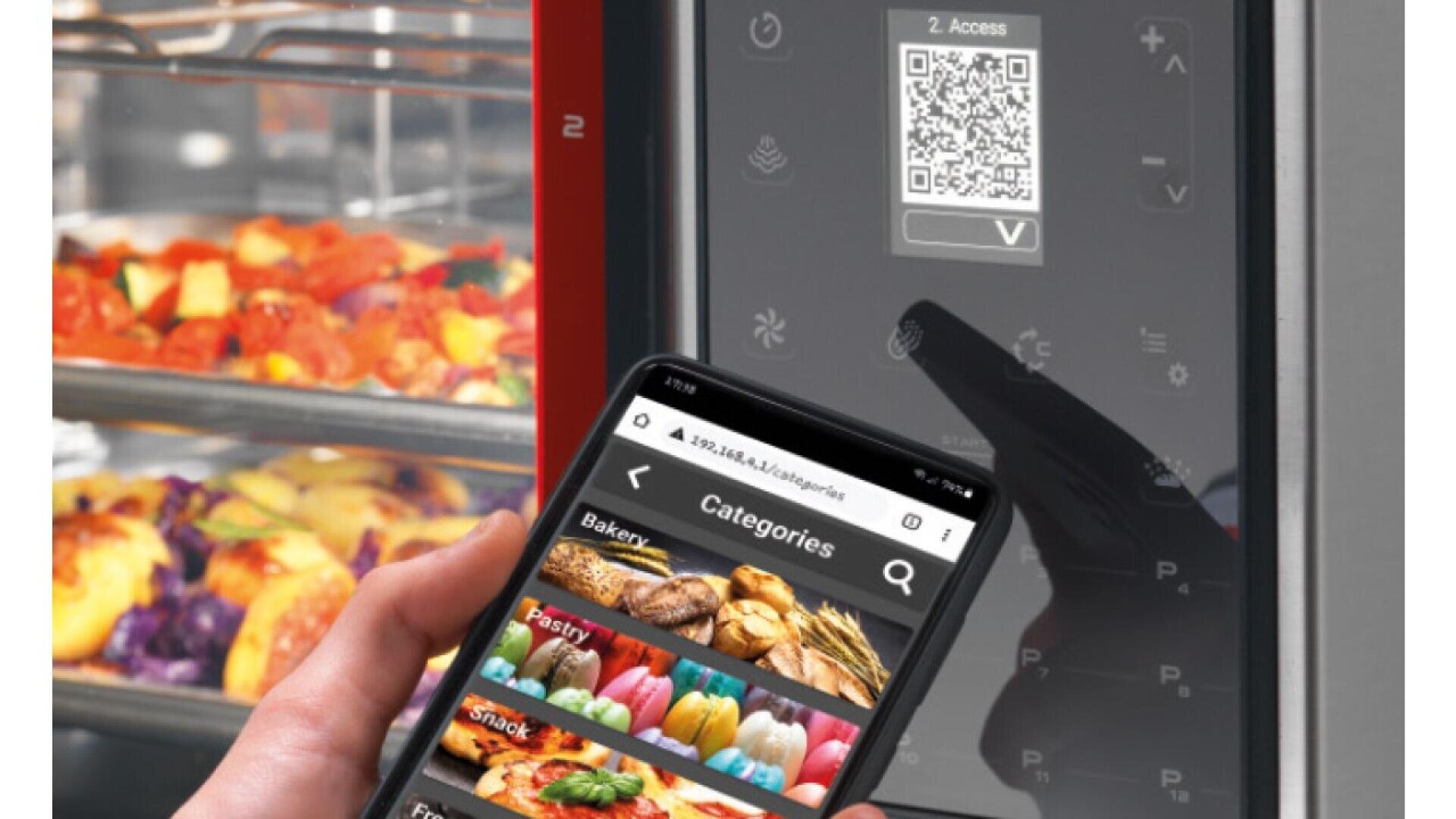 Eine Person hält ein Smartphone, auf dem Lebensmittelkategorien angezeigt werden, vor den Bildschirm eines intelligenten Verkaufsautomaten, auf dem ein QR-Code angezeigt wird, wobei die Lebensmittel im Automaten sichtbar sind.