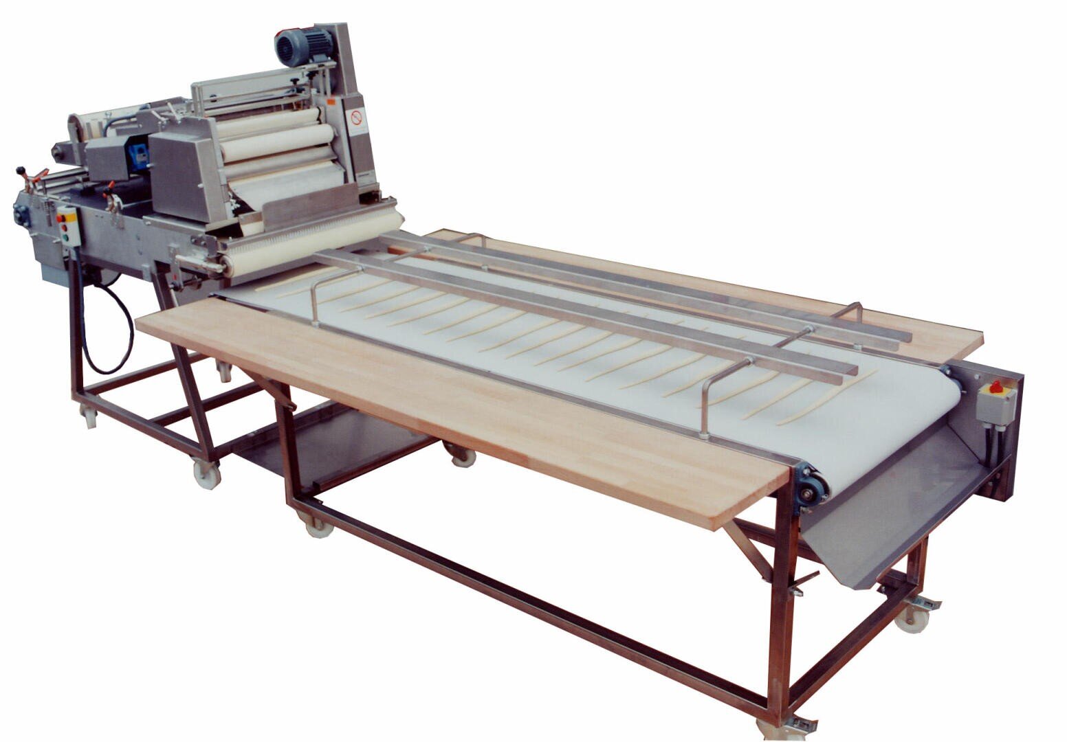 Industrielle Teigausroll- und Schneidemaschine auf Rädern, mit Förderband und Metallwalzen, für die Verarbeitung und Formung von Teig in gewerblichen Bäckereien.