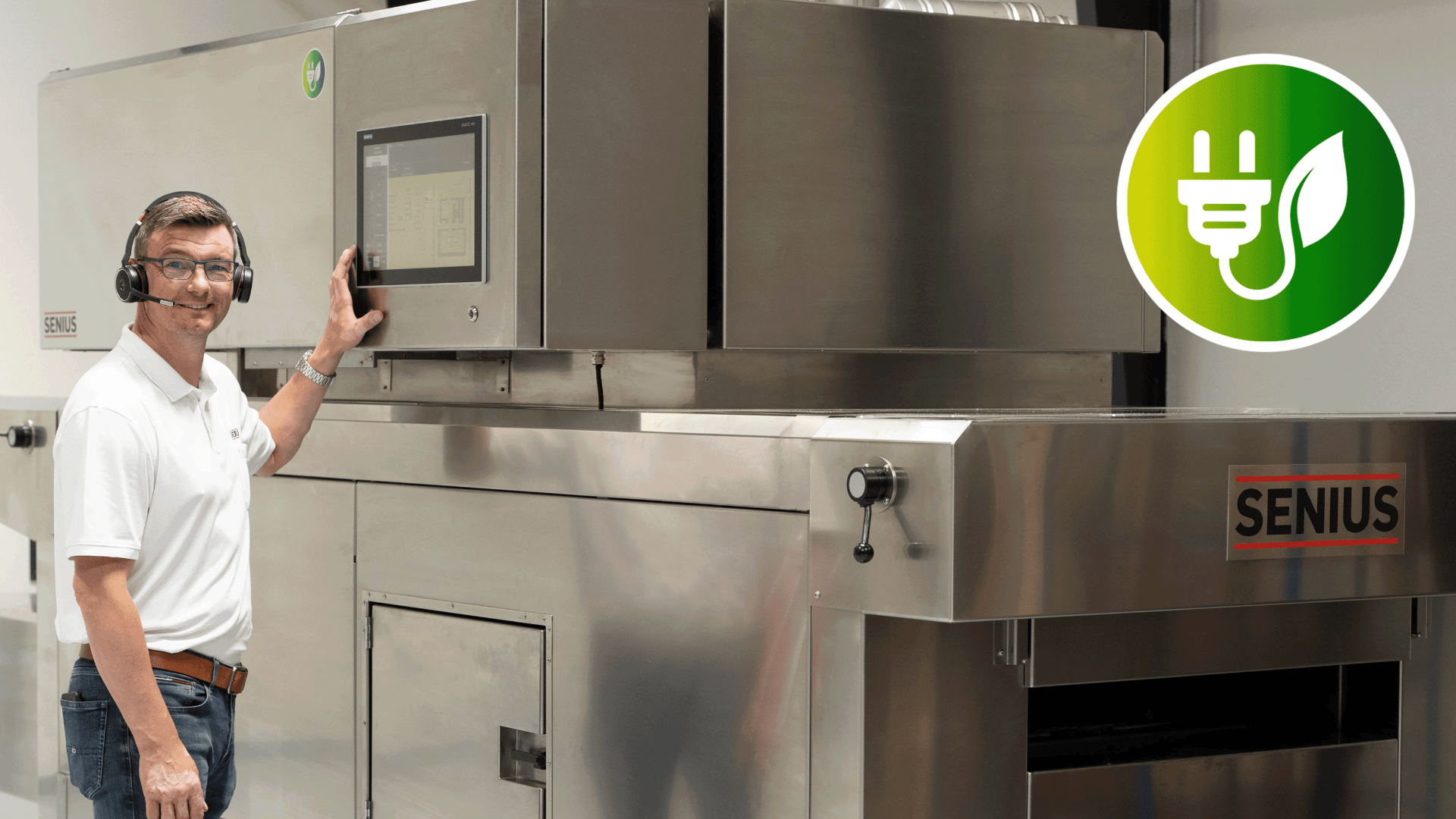A man wearing a headset operates a large stainless steel Senius machine with a digital screen. An eco-friendly icon with a plug and leaf is displayed in the top right corner.