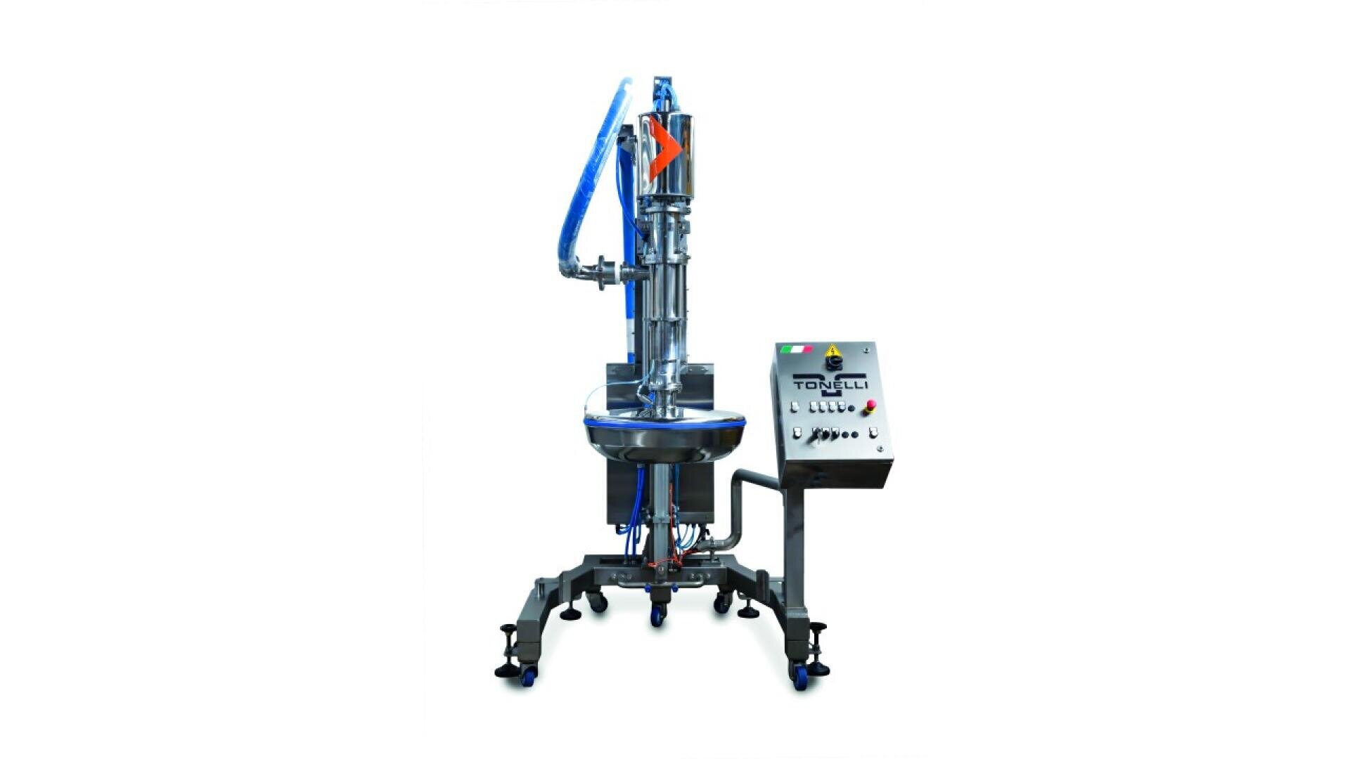 Eine industrielle Abfüllmaschine aus Edelstahl mit einem Bedienfeld und Rädern auf weißem Hintergrund. An der Anlage sind blaue Schläuche und verschiedene Knöpfe zu sehen.