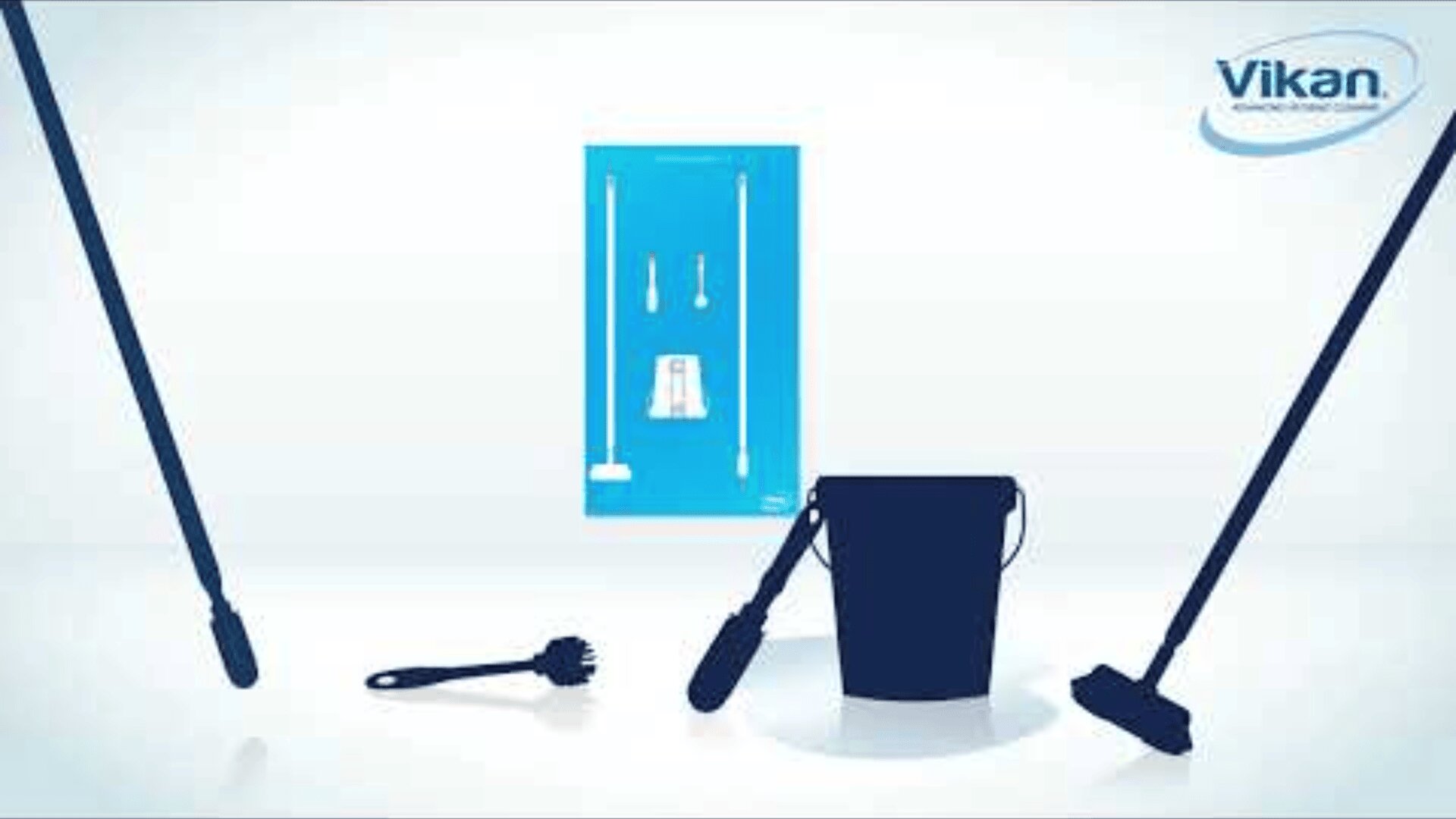 Silhouetten von Reinigungswerkzeugen, darunter ein Mopp, eine Schrubbbürste, eine langstielige Bürste, ein Eimer und ein Bodenabzieher, sind abgebildet. Ein Vikan-Produktset und das Vikan-Logo erscheinen im Hintergrund.
