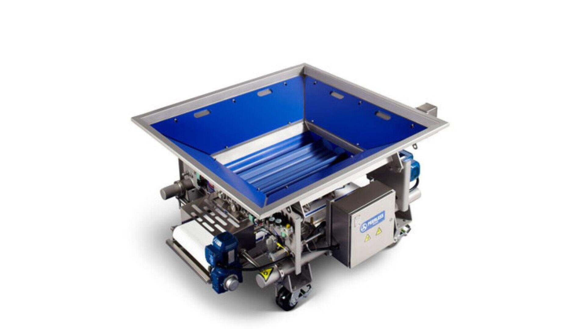 Eine metallische Industriemaschine mit einem großen, blauen, rechteckigen Trichter an der Spitze, verschiedenen Motoren, Schaltkästen und Rädern für die Mobilität, vor einem schlichten weißen Hintergrund.