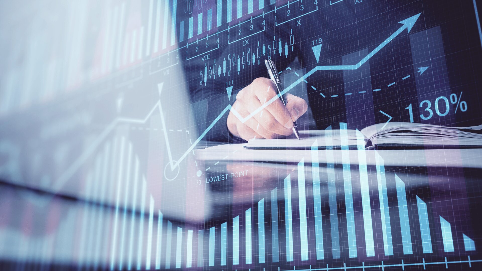 Eine Person schreibt in ein Notizbuch, das mit transparenten digitalen Finanzgrafiken, Diagrammen und Datenvisualisierungen überlagert ist, was auf eine Finanzanalyse oder Geschäftsplanung hindeutet.