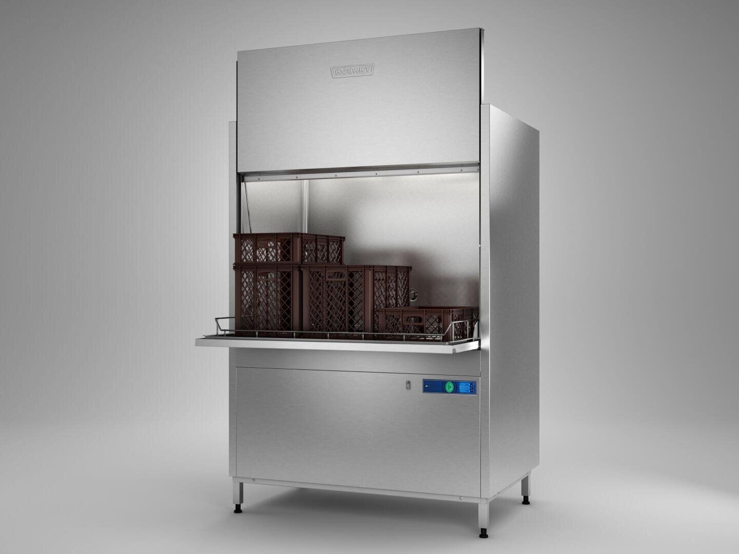 Eine große Industriespülmaschine aus rostfreiem Stahl mit braunen Kunststoffkästen im Inneren und einem digitalen Bedienfeld auf der Vorderseite vor einem schlichten grauen Hintergrund.