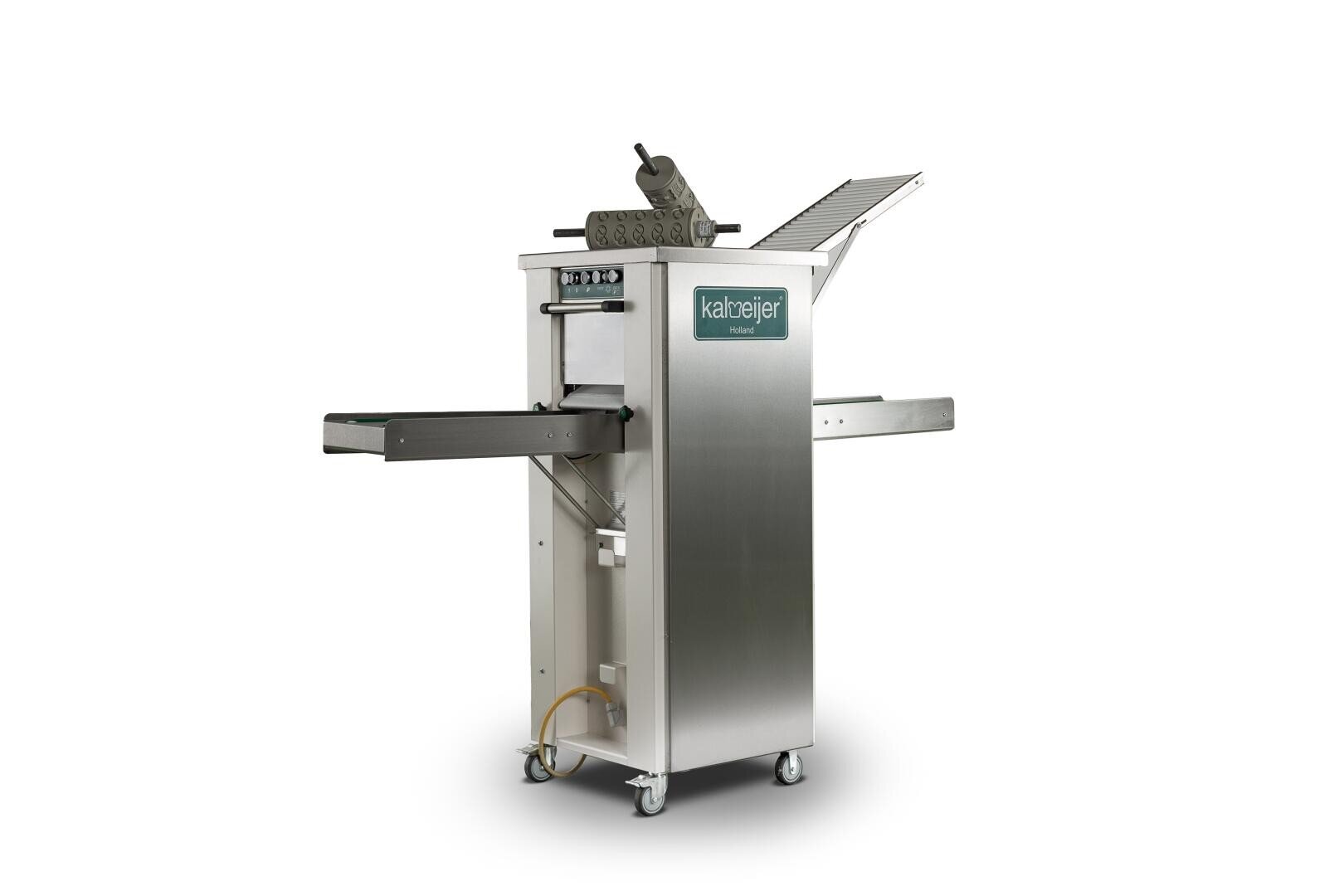 Eine handelsübliche Teigausrollmaschine aus Edelstahl mit Walzen, Förderbändern und einem Bedienfeld auf der Oberseite, die auf Rädern steht. Auf der Vorderseite ist der Markenname "Kaalberg" zu sehen.