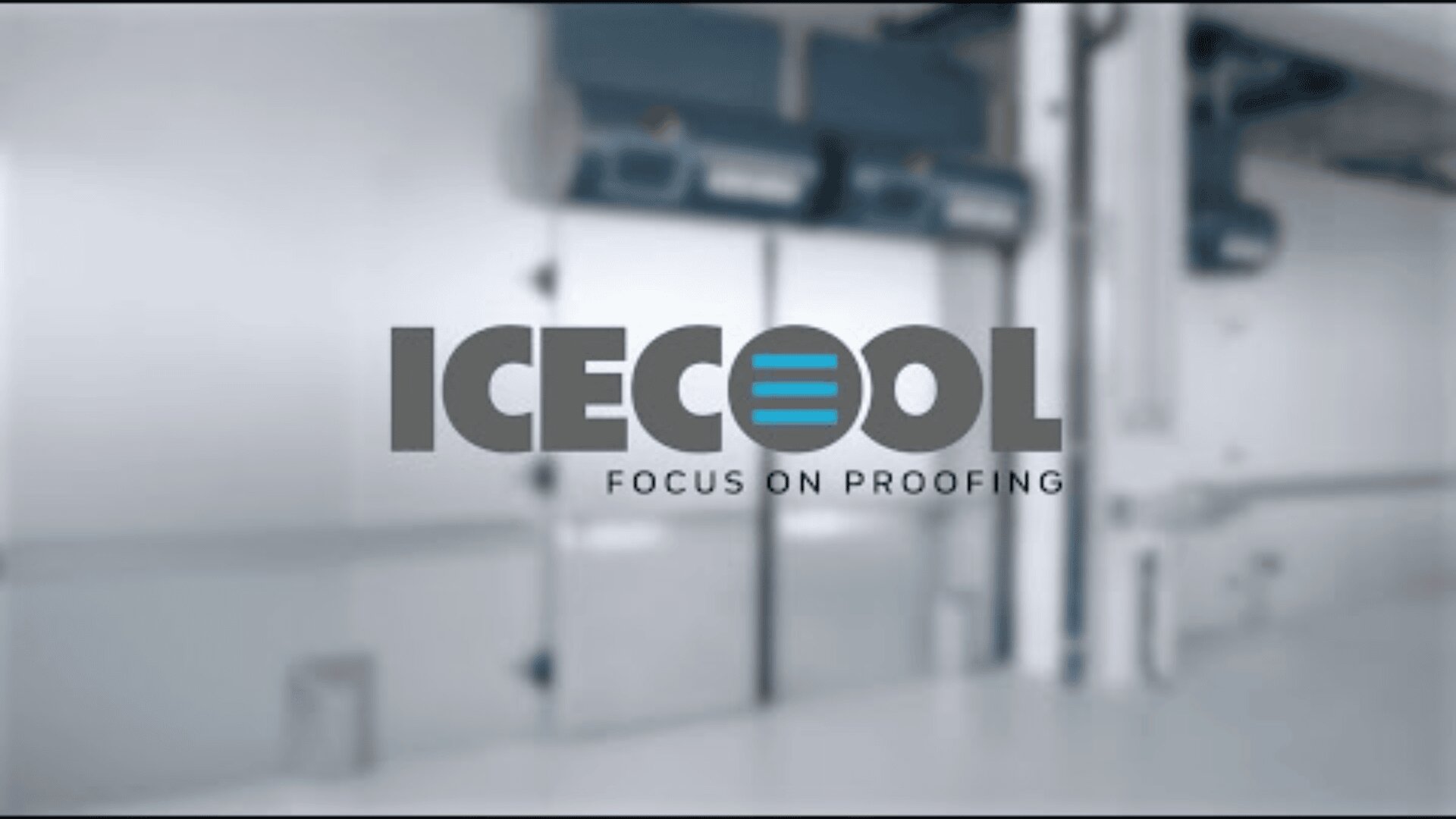 Das Bild zeigt das Logo ICECOOL mit einem stilisierten blauen O in der Mitte, begleitet von dem Slogan FOCUS ON PROOFING vor einem verschwommenen industriellen Hintergrund mit großen Türen und Metallflächen.