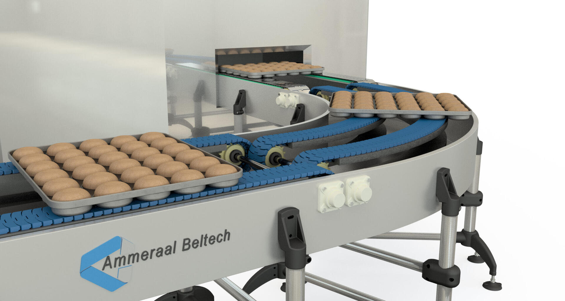 Ein Fördersystem mit blauen Bändern transportiert Tabletts mit Reihen runder brauner Backwaren. Das Förderband mit der Aufschrift „Ammeraal Beltech“ verläuft in einer Kurve unter einer Metalltrennwand hindurch.