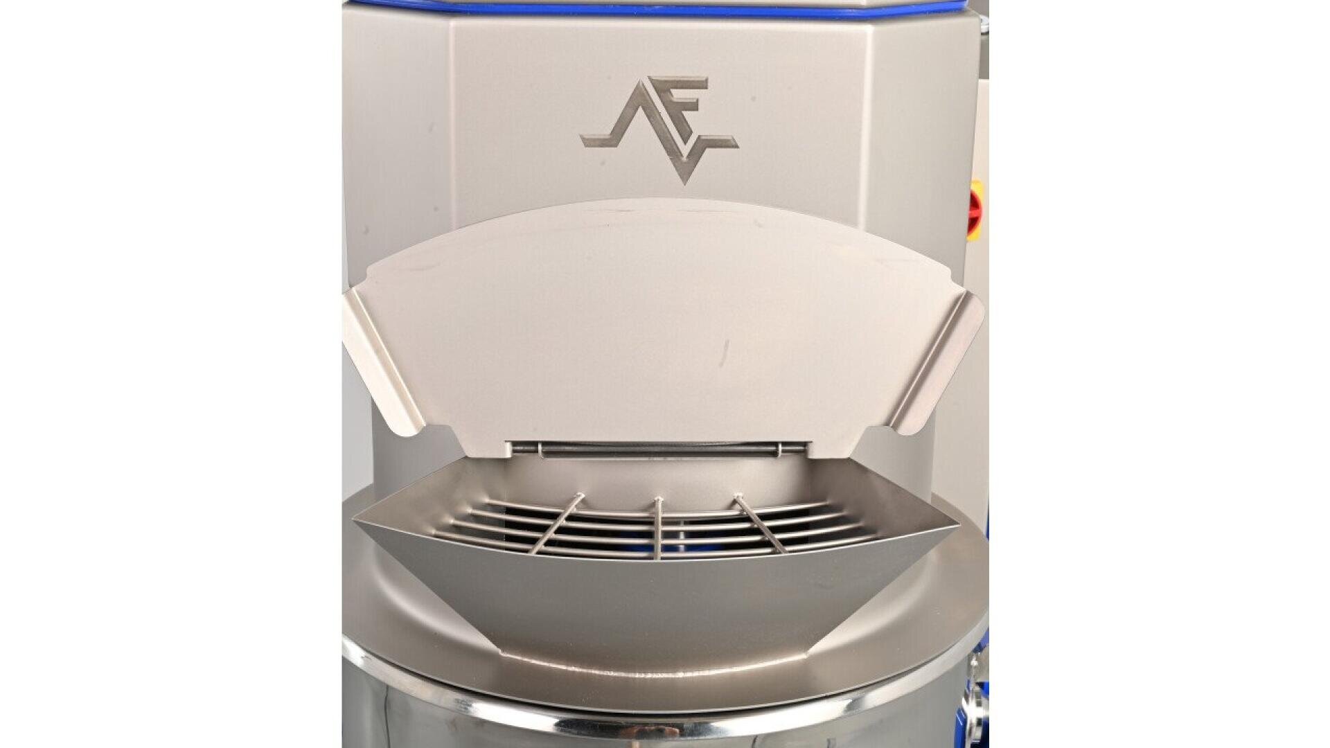 Nahaufnahme einer metallischen Industriemaschine mit einem gewölbten Deckel, der eine vergitterte Öffnung teilweise abdeckt; über der Öffnung auf der Vorderseite ist ein stilisiertes AF-Logo zu sehen.