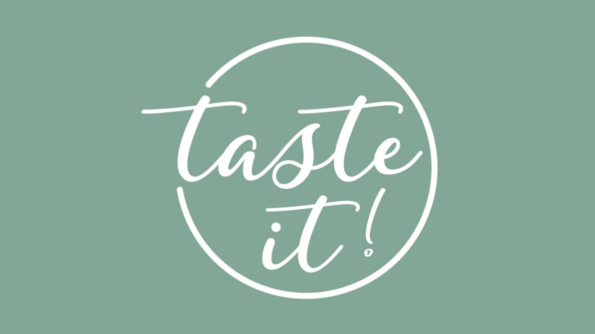 Weißer kursiver Text mit der Aufschrift taste it! steht in der Mitte eines weißen kreisförmigen Umrisses auf einem gedämpften grünen Hintergrund.