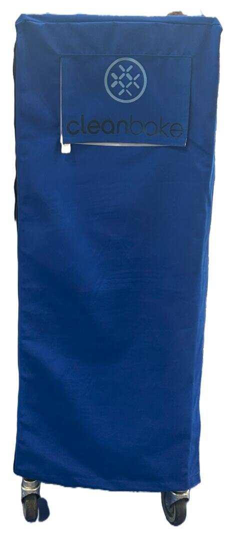 Eine hohe, blaue Stoffwagenabdeckung auf Rädern mit einer Frontklappe mit dem cleanbake-Logo in grauer Schrift und einem kreisförmigen geometrischen Muster darüber.