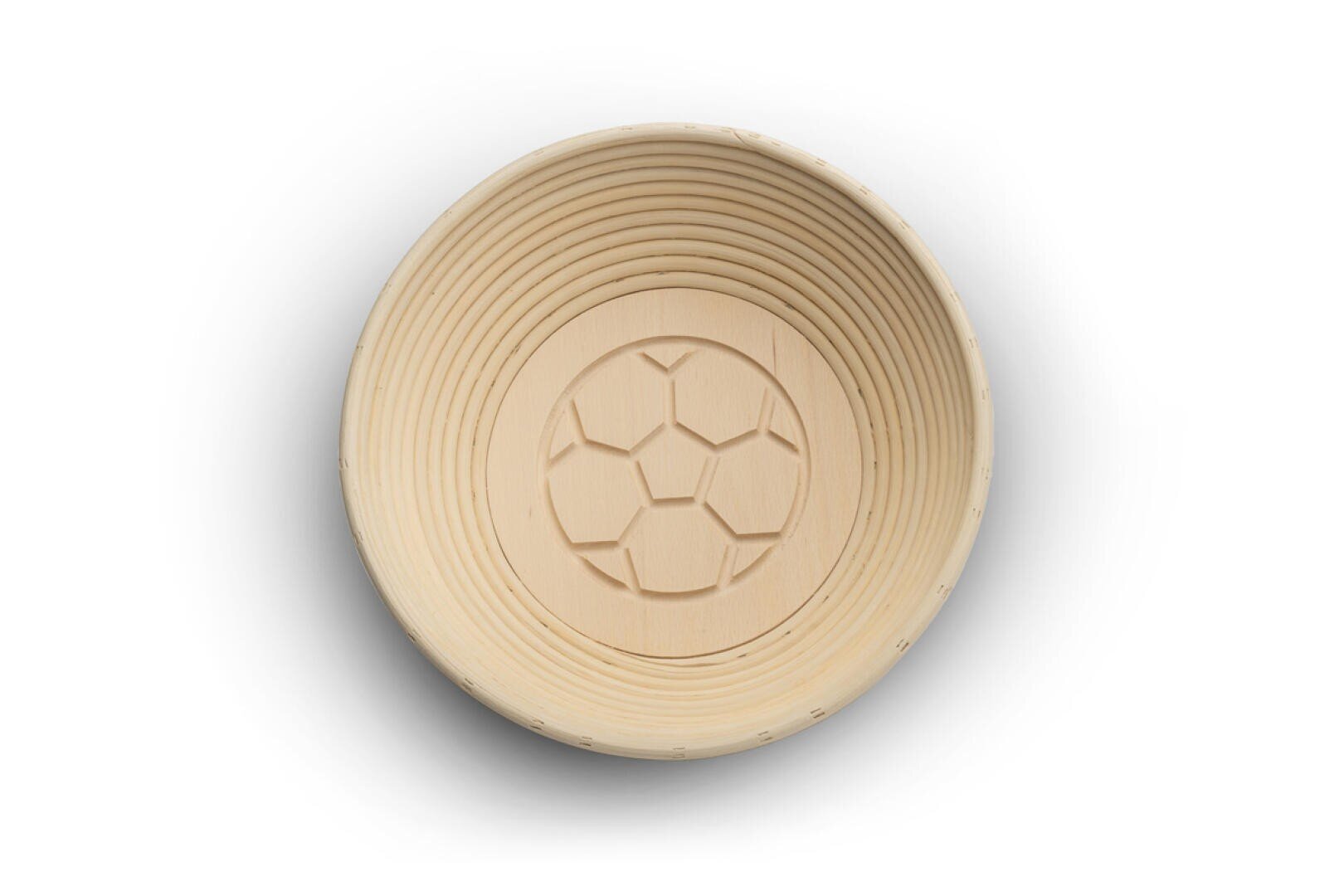 Ein runder, heller Gärkorb mit konzentrischen Rillen und einem auf dem flachen Boden eingeprägten Fußballmuster, von oben gesehen auf weißem Hintergrund.