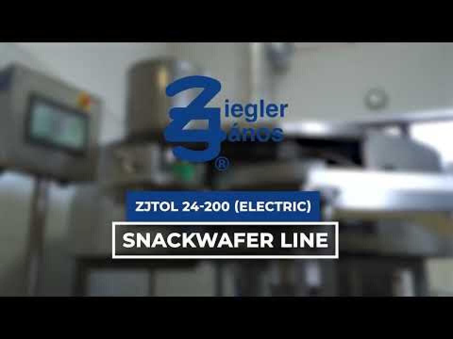Unscharfes Bild einer industriellen Lebensmittelausrüstung mit dem Logo von Ziegler Zanos und dem Text: ZJTOL 24-200 (ELECTRIC) SNACKWAFER LINE in der Mitte.
