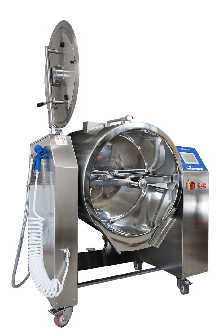 Eine Industriemaschine aus Edelstahl mit einer großen zylindrischen Kammer, einem offenen Deckel, einem Bedienfeld mit Tasten und einem Bildschirm sowie einem Schlauchaufsatz auf Rädern für die Mobilität.