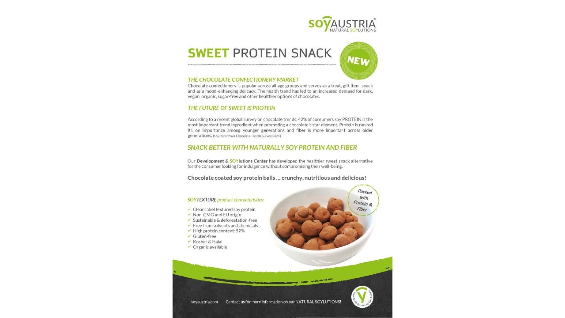 Ein Werbeflyer für Soy Austrias Sweet Protein Snack, der eine Schale mit runden schokoladenüberzogenen Sojaproteinkugeln, Produktvorteile und ein grün-weißes Farbschema mit informativem Text über die Eigenschaften des Snacks zeigt.