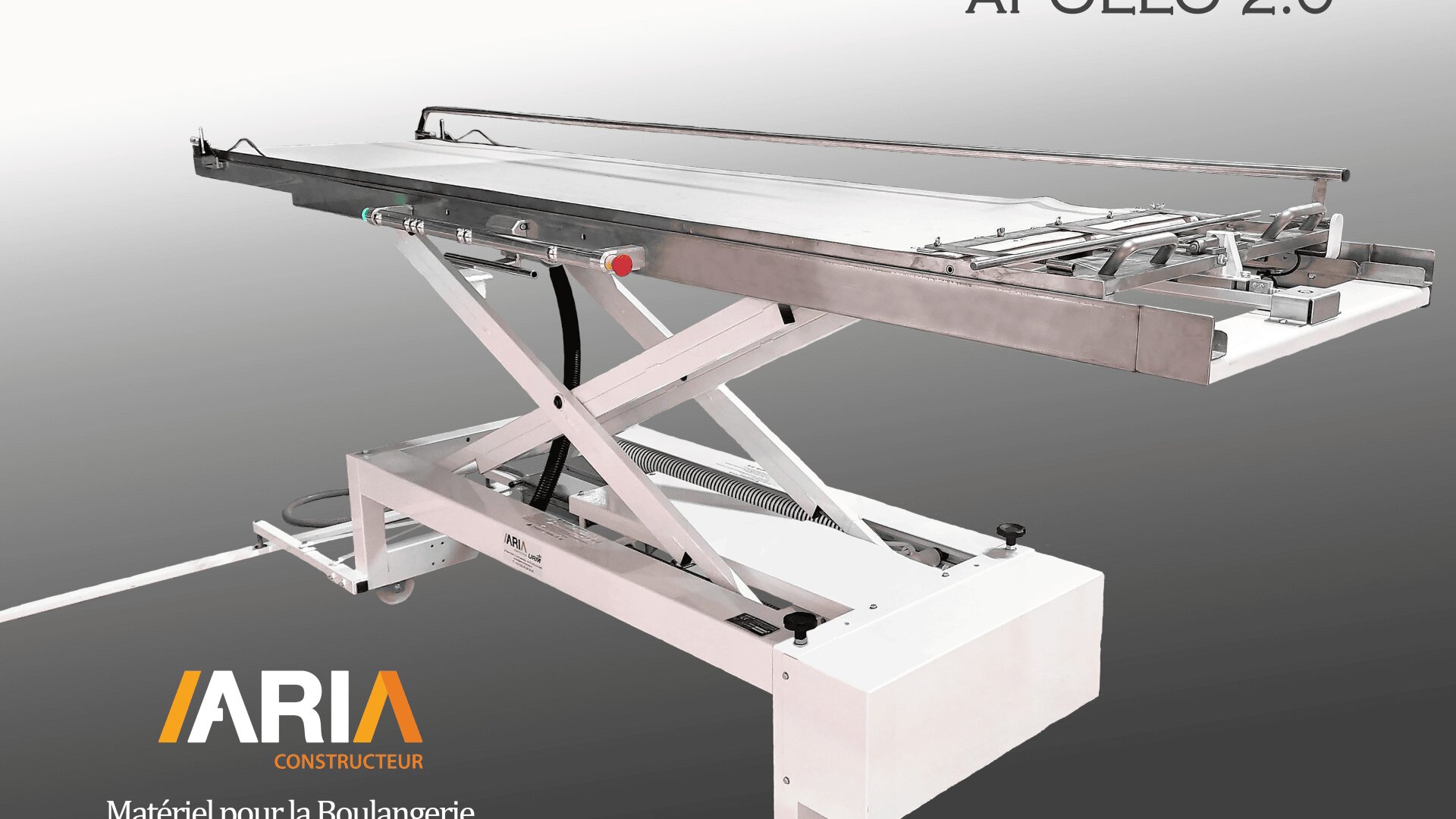 Eine weiße, industrielle Brotbackmaschine mit der Bezeichnung APOLLO 2.0, einer höhenverstellbaren Plattform und einer Edelstahlplatte, hergestellt von ARIA Constructeur. Das Logo und der Text „Französische Bäckereiausstattung“ sind in der Ecke sichtbar.