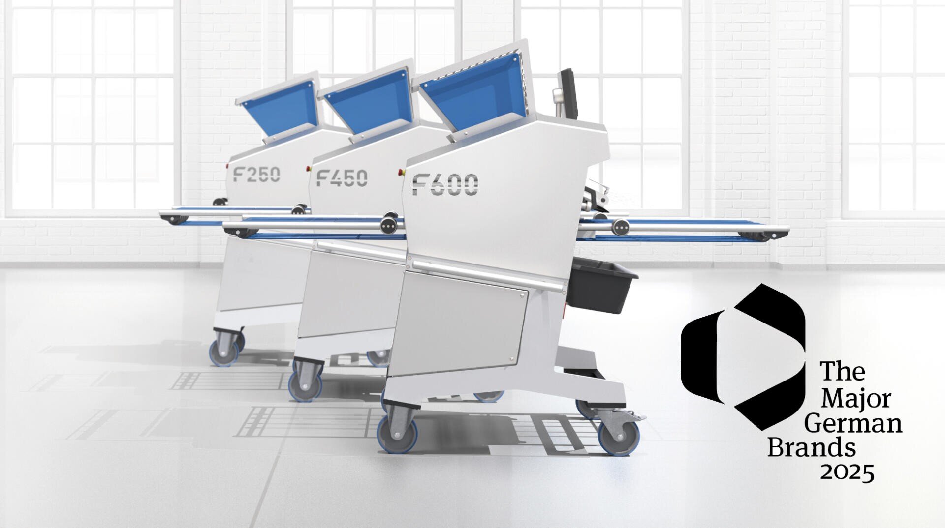 Drei schlanke, moderne Industriemaschinen mit den Bezeichnungen F250, F450 und F600 stehen in einem hellen, weißen Raum. Daneben steht ein schwarzes geometrisches Logo und der Text "The Major German Brands 2025".