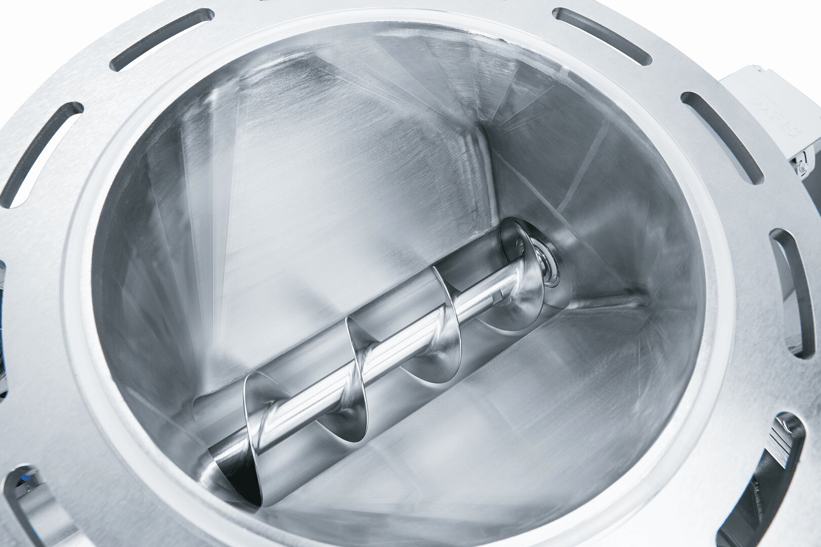 Nahaufnahme einer industriellen Misch- oder Verarbeitungsmaschine aus Edelstahl, die eine zylindrische Kammer mit einer zentralen Schnecke oder einem Schneckenförderer im Inneren zeigt.