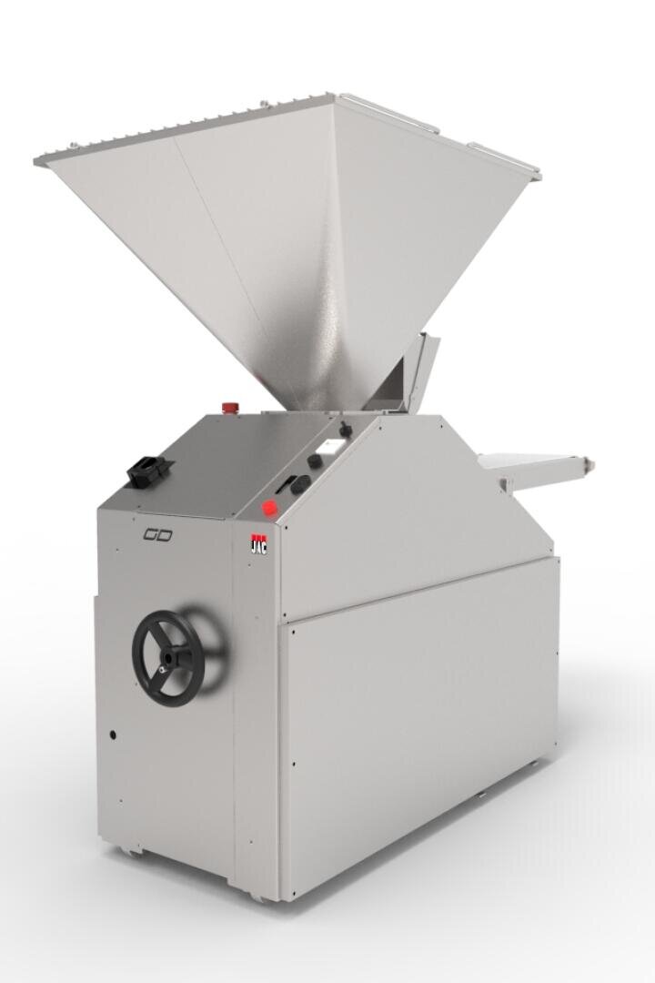 Eine große Industriemaschine aus rostfreiem Stahl mit einem breiten, trichterförmigen Trichter an der Oberseite, Bedientasten und einem Handrad an der Seite, die für die Verarbeitung von Lebensmitteln oder Materialien konzipiert ist.