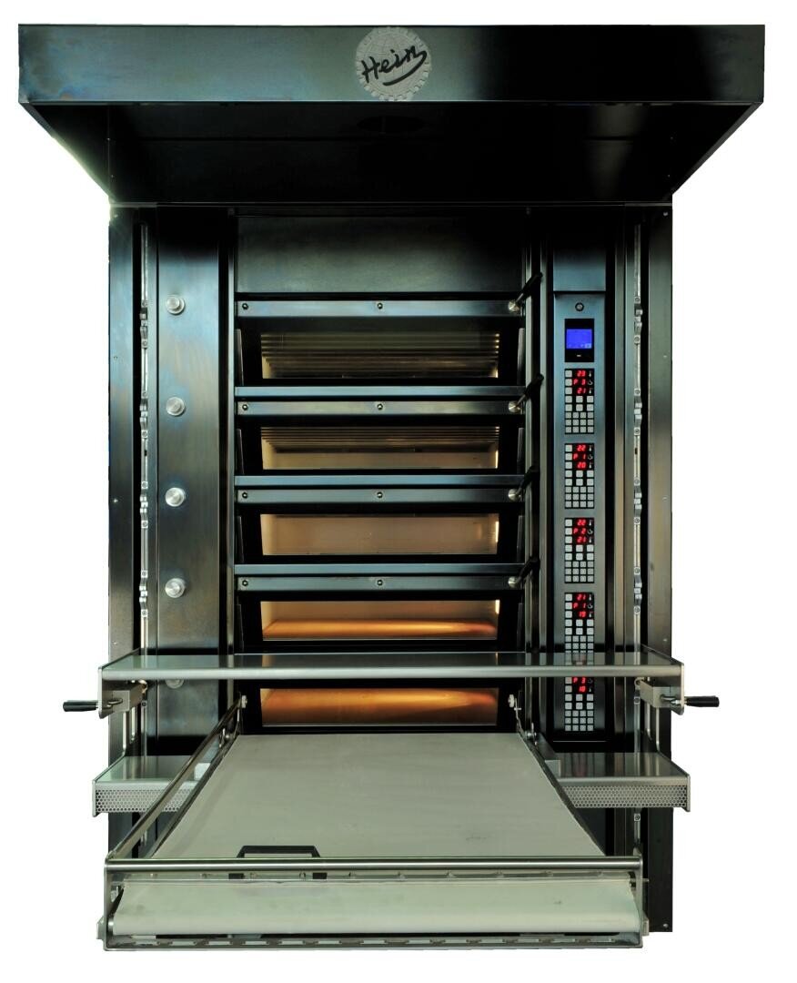 Ein kommerzieller Mehretagen-Backofen aus Edelstahl mit digitaler Steuerung und einem ausziehbaren Tablett an der Vorderseite, der für das Backen großer Mengen von Brot oder Gebäck konzipiert ist. Die Marke Heitz ist auf der Oberseite sichtbar.