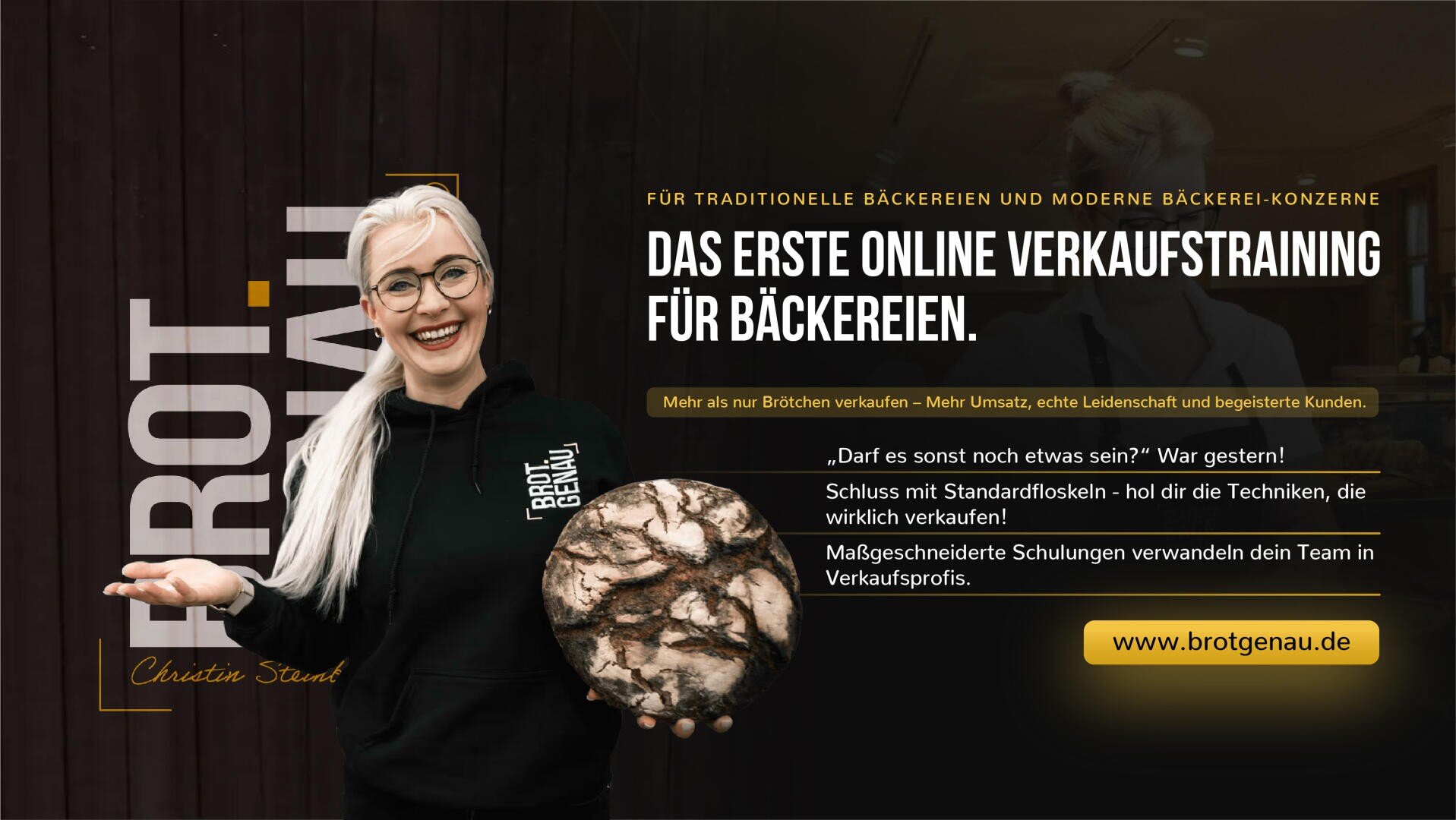Eine lächelnde Frau mit blondem Haar und Brille hält einen runden Laib Brot in der Hand. Neben ihr wirbt ein Text für ein Online-Verkaufstrainingsprogramm für Bäckereien. Die Website brotgenau.de wird unten rechts angezeigt.