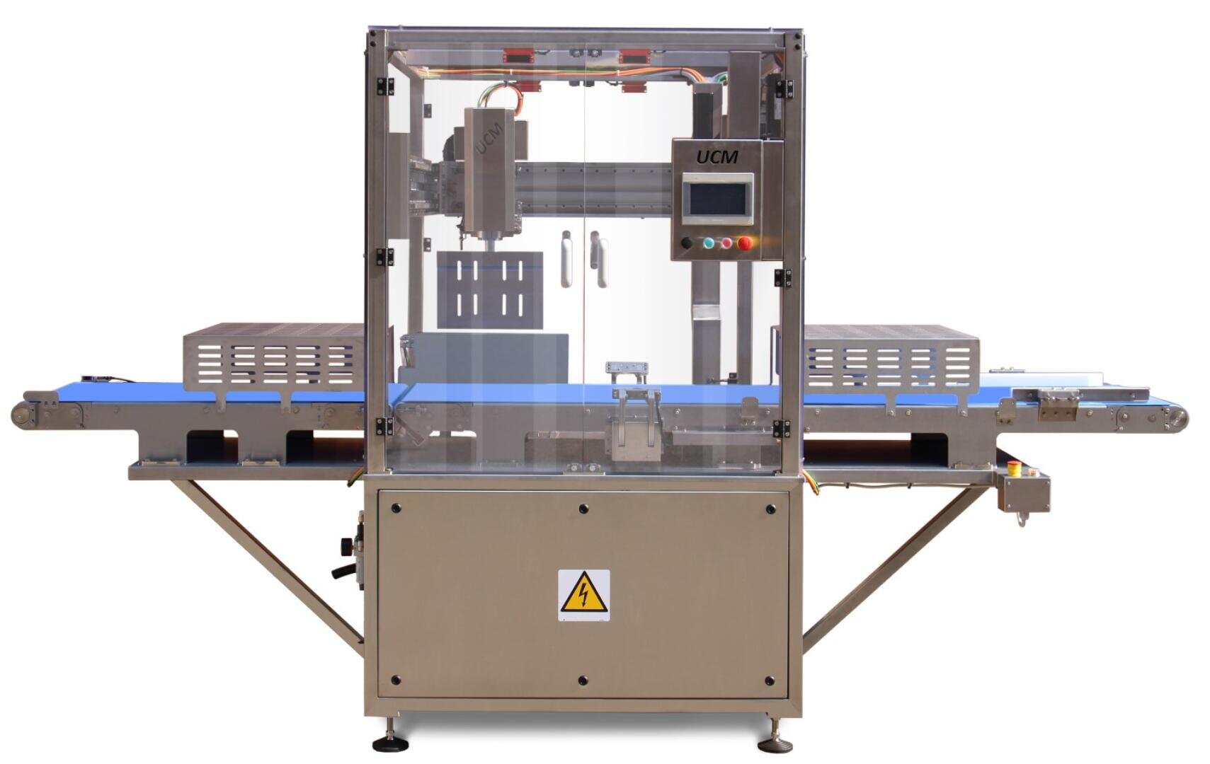 Automatisierte industrielle Verpackungsmaschine mit Förderband, transparenter Schutzabdeckung, Bedienfeld mit Tasten und Sicherheitswarnschild an der Vorderseite.