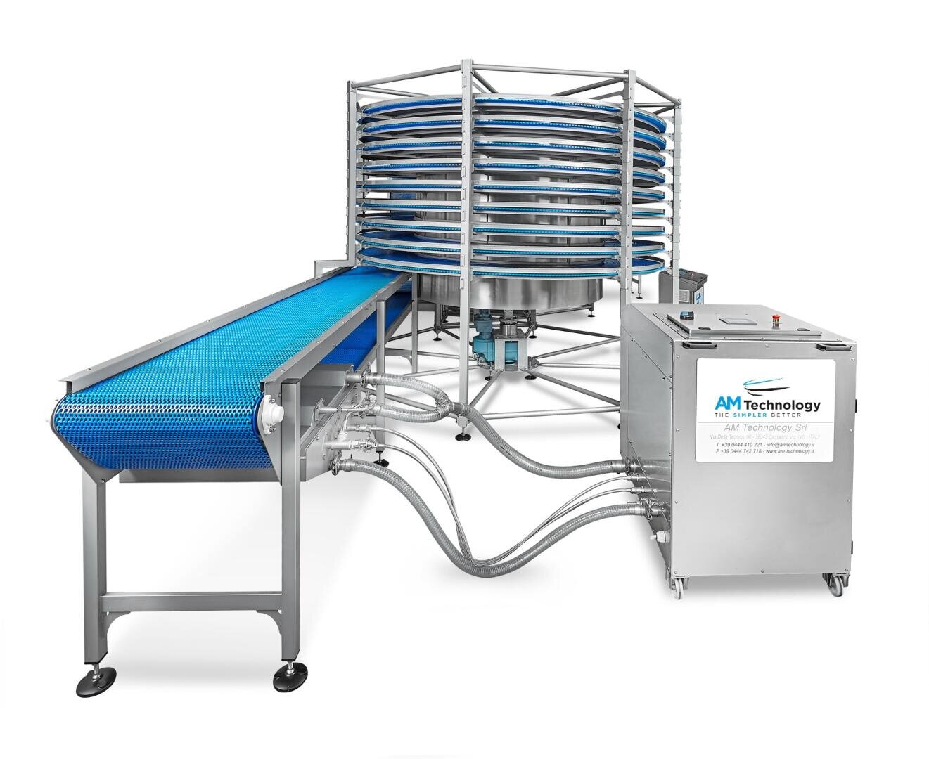 Ein Spiralfördersystem mit einem blauen Band und einer Steuereinheit mit der Aufschrift AM Technology, mit einem Metallrahmen und mehreren gewundenen Förderebenen für den Transport von Gegenständen.