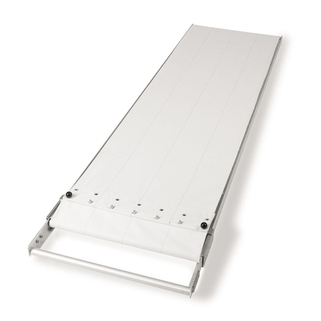 Eine weiße, versenkbare Schwimmbadabdeckung, die teilweise ausgerollt ist, wird aus einem Winkel gezeigt, bei dem der Rollmechanismus und die Seitenschienen auf einem weißen Hintergrund sichtbar sind.