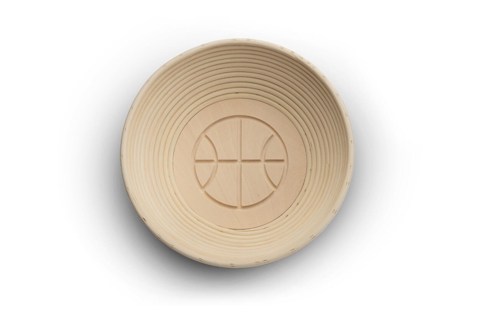 Eine runde, helle Holzschale mit konzentrischen Rillen und einem in die Mitte geschnitzten Basketballmuster, von oben gesehen auf weißem Hintergrund.