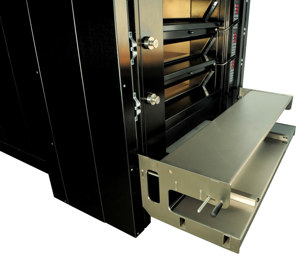 Nahaufnahme eines gewerblichen Backofens mit einer offenen, verschiebbaren Metallwanne und seitlich sichtbaren Bedienknöpfen, die zum Be- und Entladen von Backwaren dienen.
