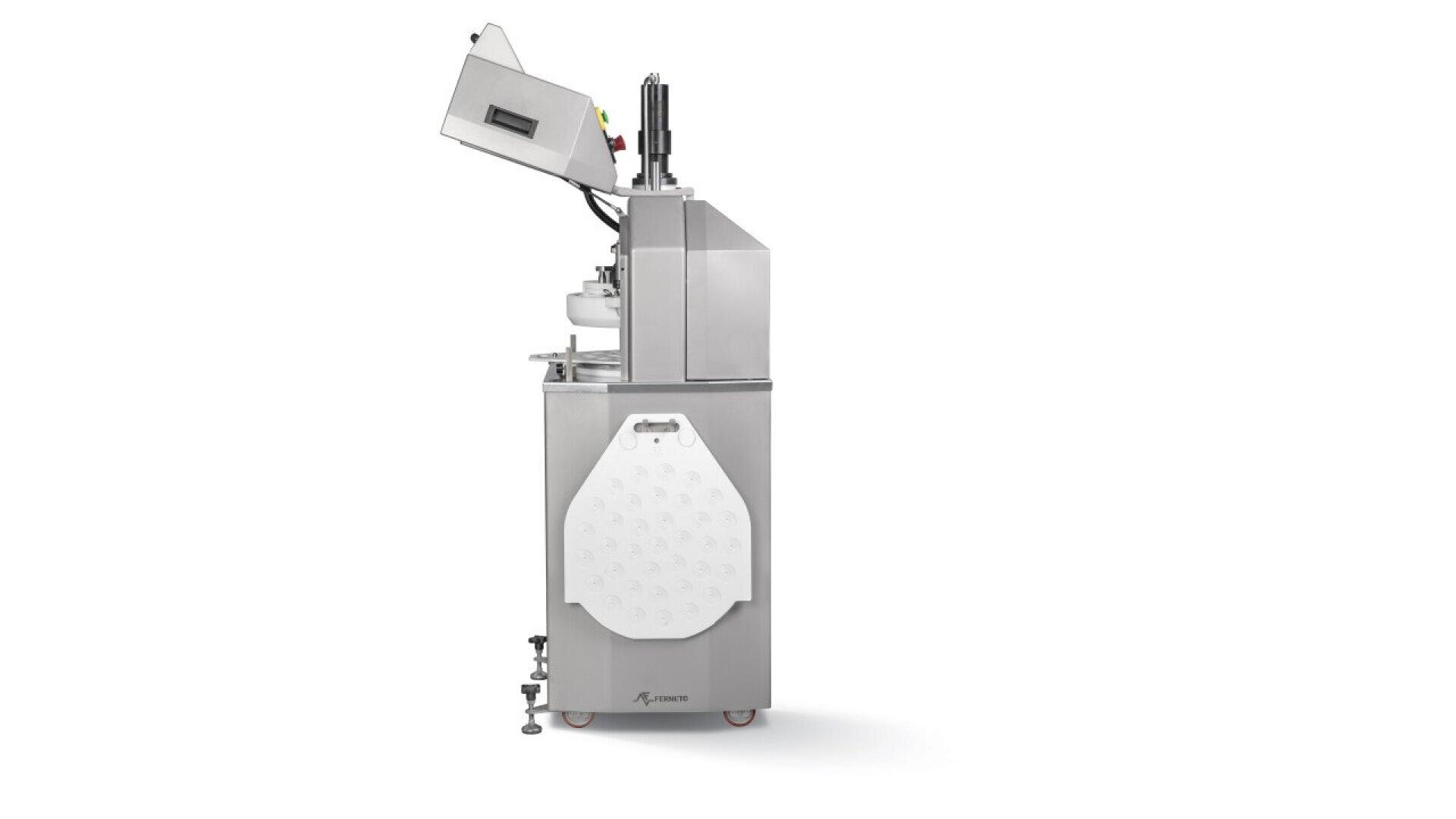 Industrielle Maschine aus rostfreiem Stahl mit vertikalem, rechteckigem Design, oben offener Klappe, Bedientasten und einer großen weißen Tür auf der Vorderseite, die auf kleinen Rädern steht und auf einem weißen Hintergrund isoliert ist.