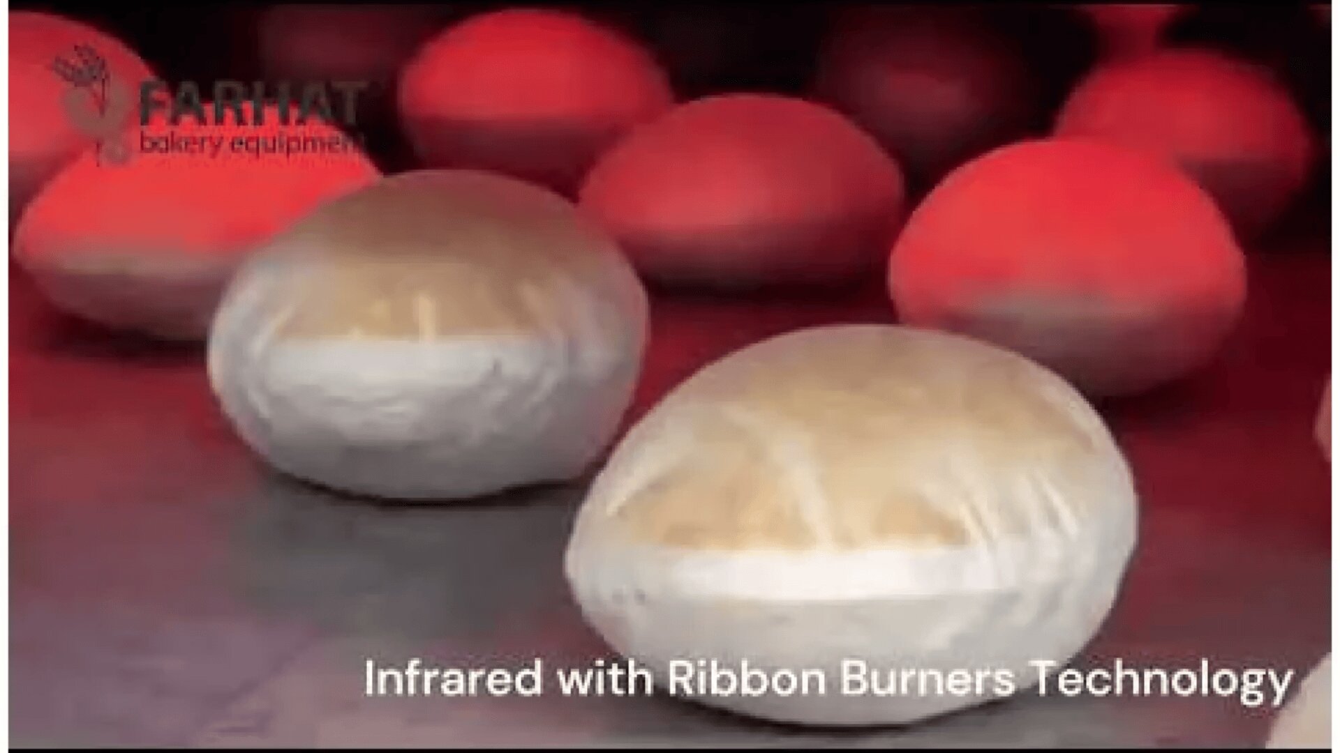 Mehrere runde Brotlaibe backen unter rot glühenden Infrarotlampen. Der Text lautet: "FARHAT Bäckereiausrüstung und Infrarot mit Bandbrennertechnologie".
