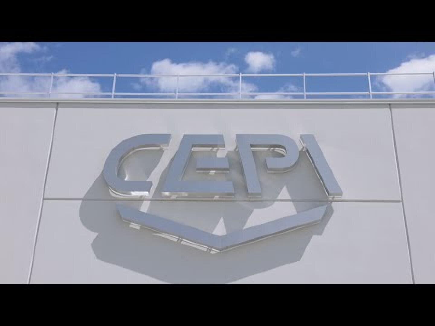Ein großes silbernes Schild mit der Aufschrift CEPI ist an einer weißen Gebäudefassade angebracht, im Hintergrund sind blauer Himmel und Wolken zu sehen.