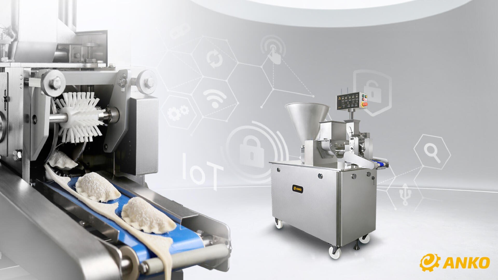 Eine Knödelmaschine aus rostfreiem Stahl verarbeitet Teig und formt Knödel in einer Reihe. Ein Bedienfeld und ein Trichter sind zu sehen. Im Hintergrund sind Techniksymbole und das ANKO-Logo in der unteren rechten Ecke zu sehen.