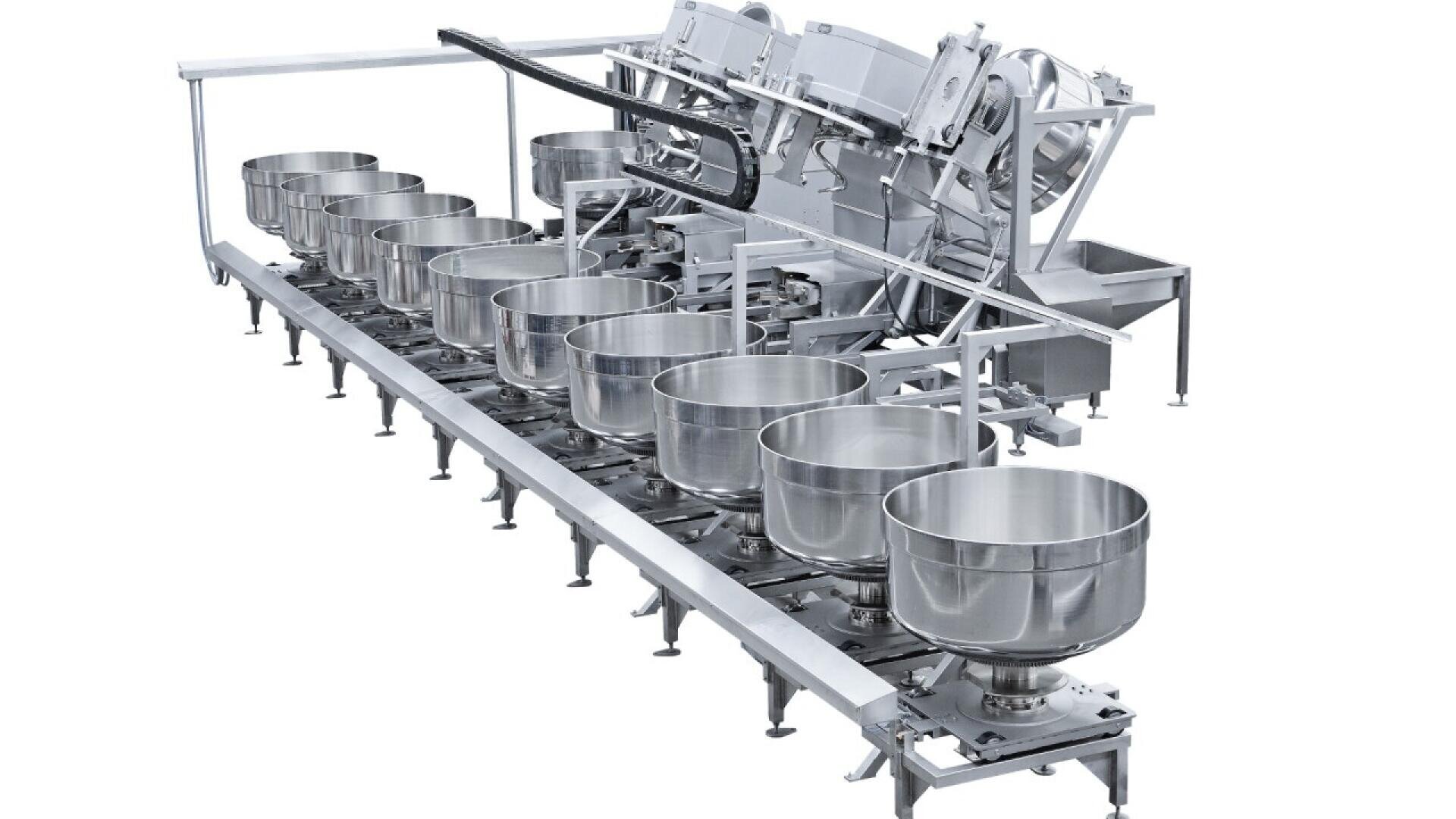 Eine industrielle Mischmaschine aus Edelstahl mit mehreren großen, in einer Reihe angeordneten Mischschüsseln, die in der Lebensmittelproduktion oder in Backbetrieben für die Zubereitung von Massen verwendet wird.