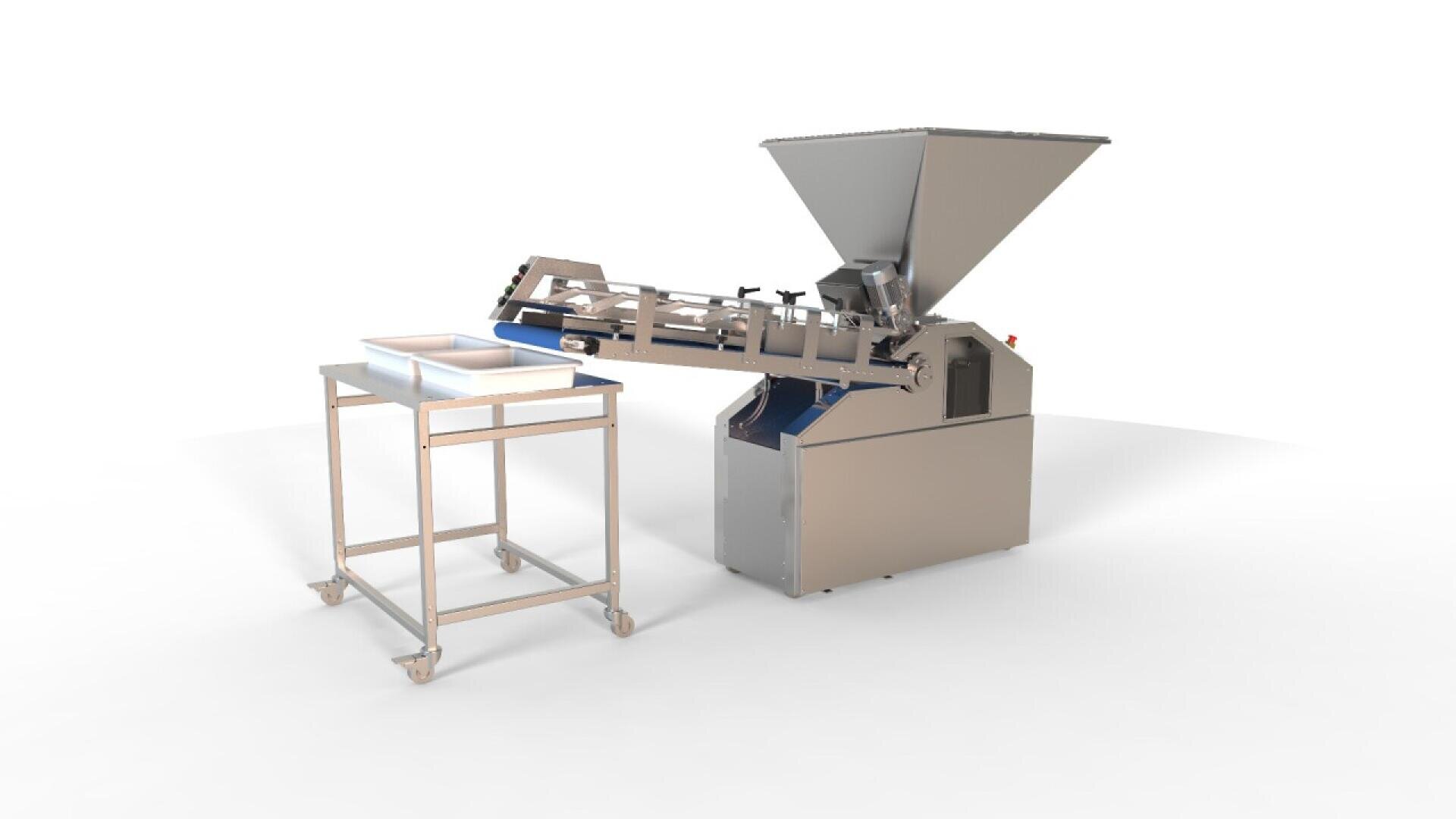 Eine industrielle Lebensmittelverarbeitungsmaschine aus Edelstahl mit einem großen Trichter, einem Förderband und einem Tablettständer auf Rädern, alles vor einem schlichten weißen Hintergrund.