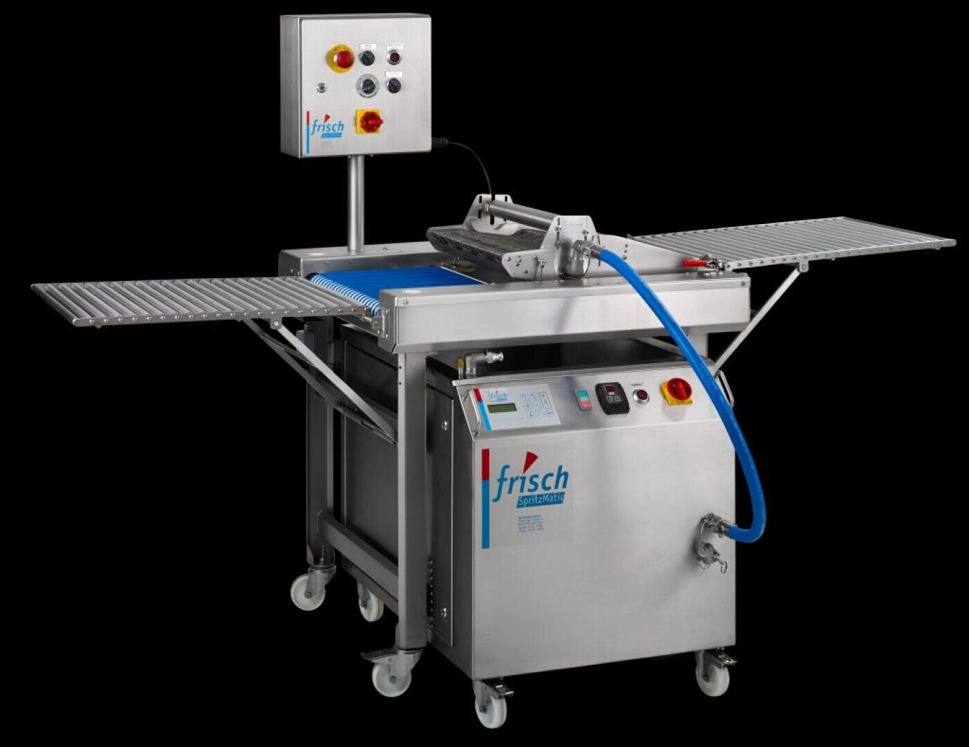 Eine industrielle Bäckereimaschine aus Edelstahl mit beidseitigen Förderbändern, Bedienfeld, blauem Schlauch und dem Frisch-Logo, konzipiert für die automatische Teigverarbeitung, auf Rädern für die Mobilität.