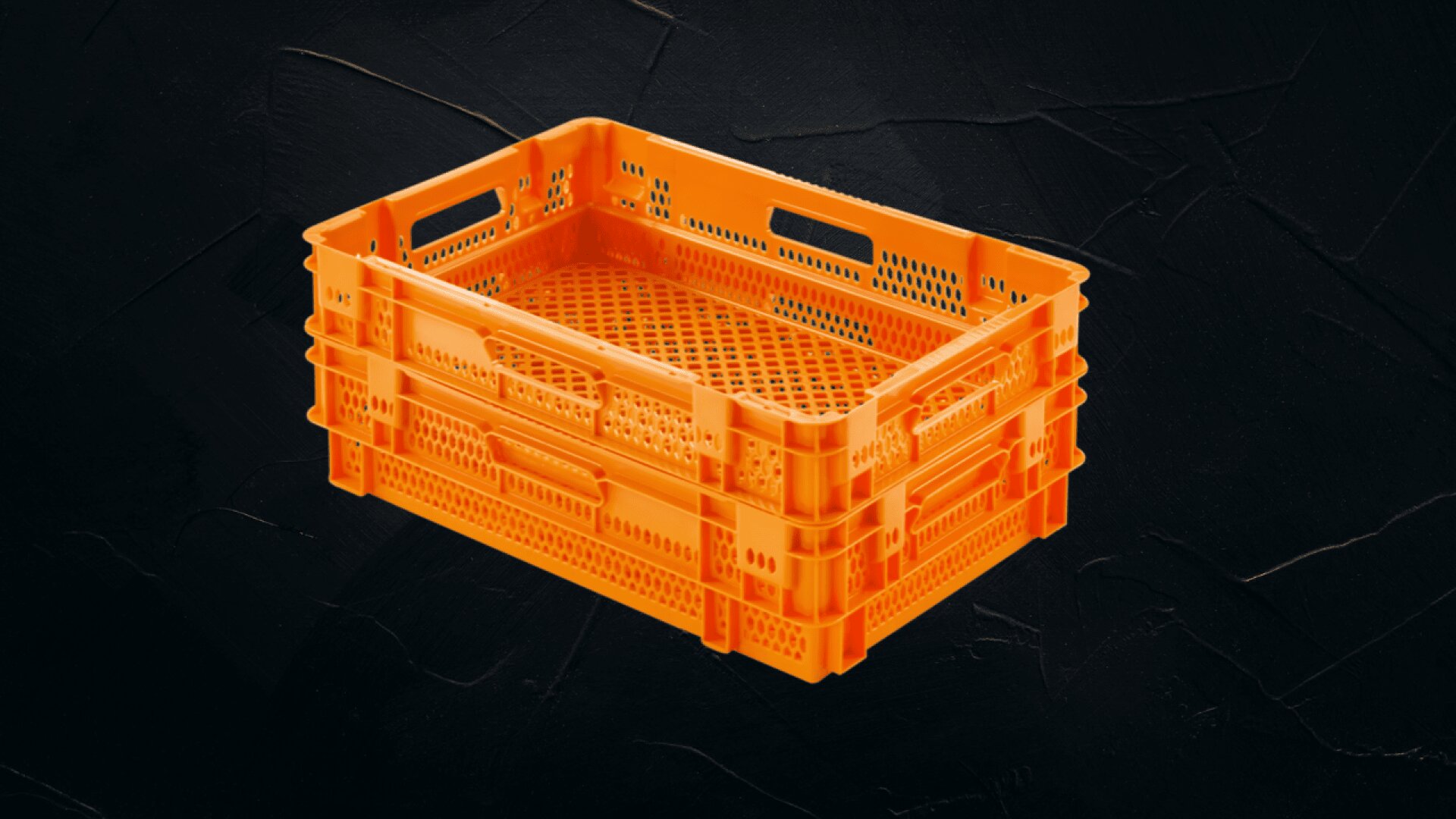 Ein Stapel von zwei orangefarbenen Kunststoffkisten mit belüfteten Seiten und Griffen vor einem dunkel strukturierten Hintergrund.