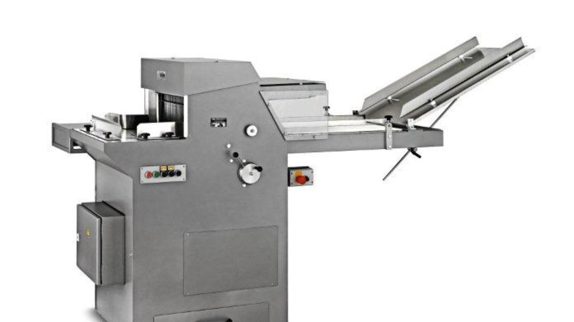 Eine graue industrielle Papierfaltmaschine mit Steuertasten, einem Papierzufuhrfach auf der rechten Seite und einem Ausgabebereich auf der linken Seite, konzipiert für das Falten großer Mengen von Dokumenten im gewerblichen Bereich.