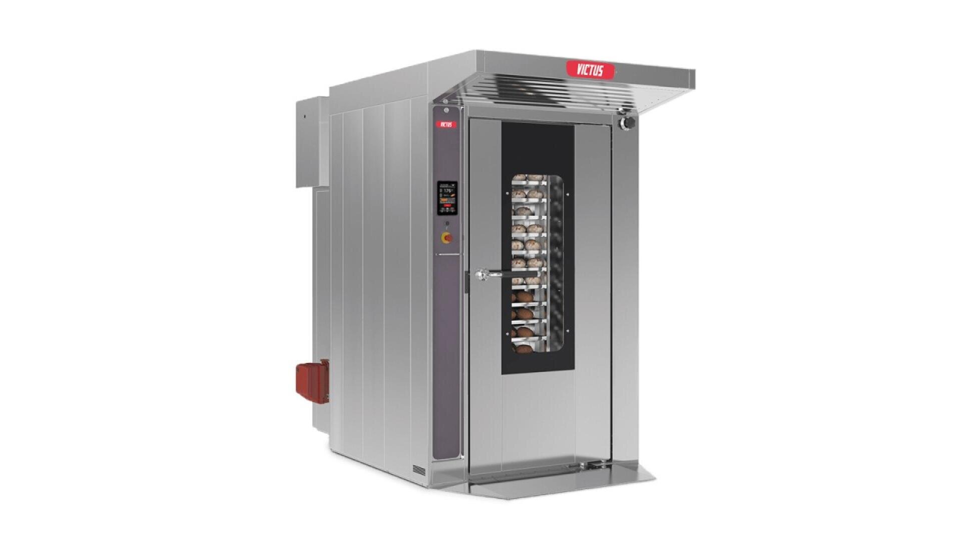 Ein großer kommerzieller Backofen aus Edelstahl mit einer Glastür, die den Blick auf mehrere mit Brottabletts gefüllte Regale freigibt. Der Ofen hat ein digitales Bedienfeld und ein rotes Logo auf der Oberseite.