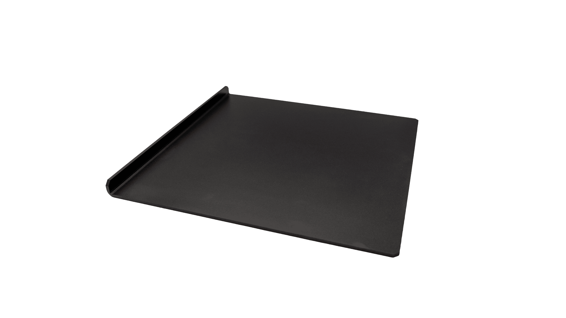 Ein schwarzes, rechteckiges Backblech aus Metall mit einem erhöhten Rand auf einer Seite, abgebildet auf einem unifarbenen Hintergrund.