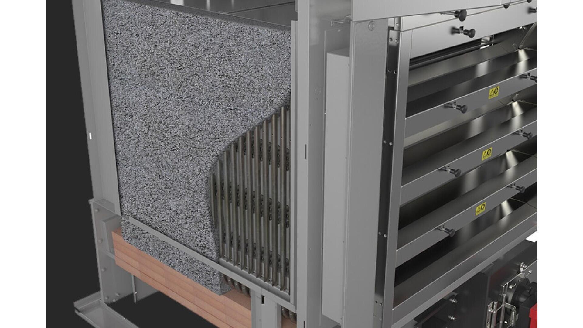 Nahaufnahme eines industriellen Luftfiltersystems mit mehreren Filterschichten, einschließlich einer faserigen Außenschicht, die teilweise weggeschnitten wurde, um die inneren Metalllamellen und beschrifteten Luftstromkanäle freizulegen.