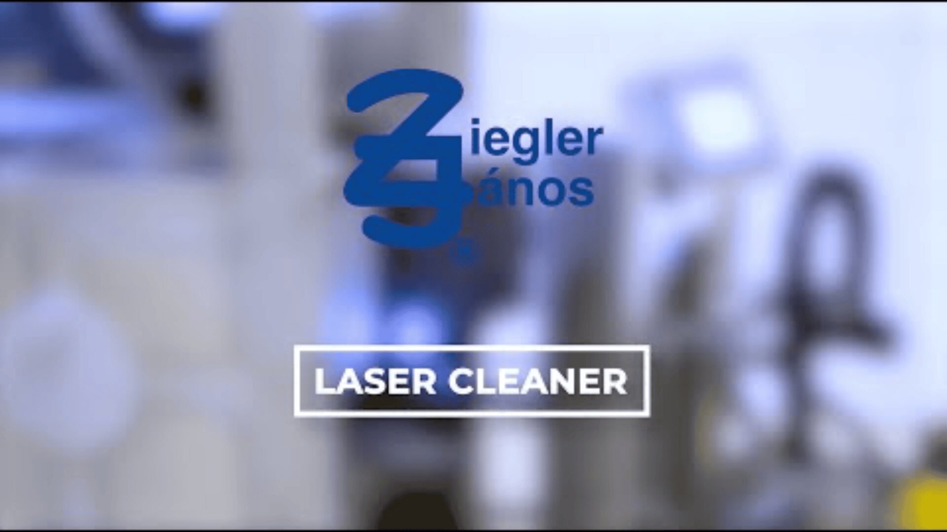 Unscharfer Hintergrund mit blauem Ziegler János-Logo und weißem Text in einem Kasten mit der Aufschrift LASER CLEANER im Vordergrund. Die Umgebung scheint eine industrielle oder technische Umgebung zu sein.