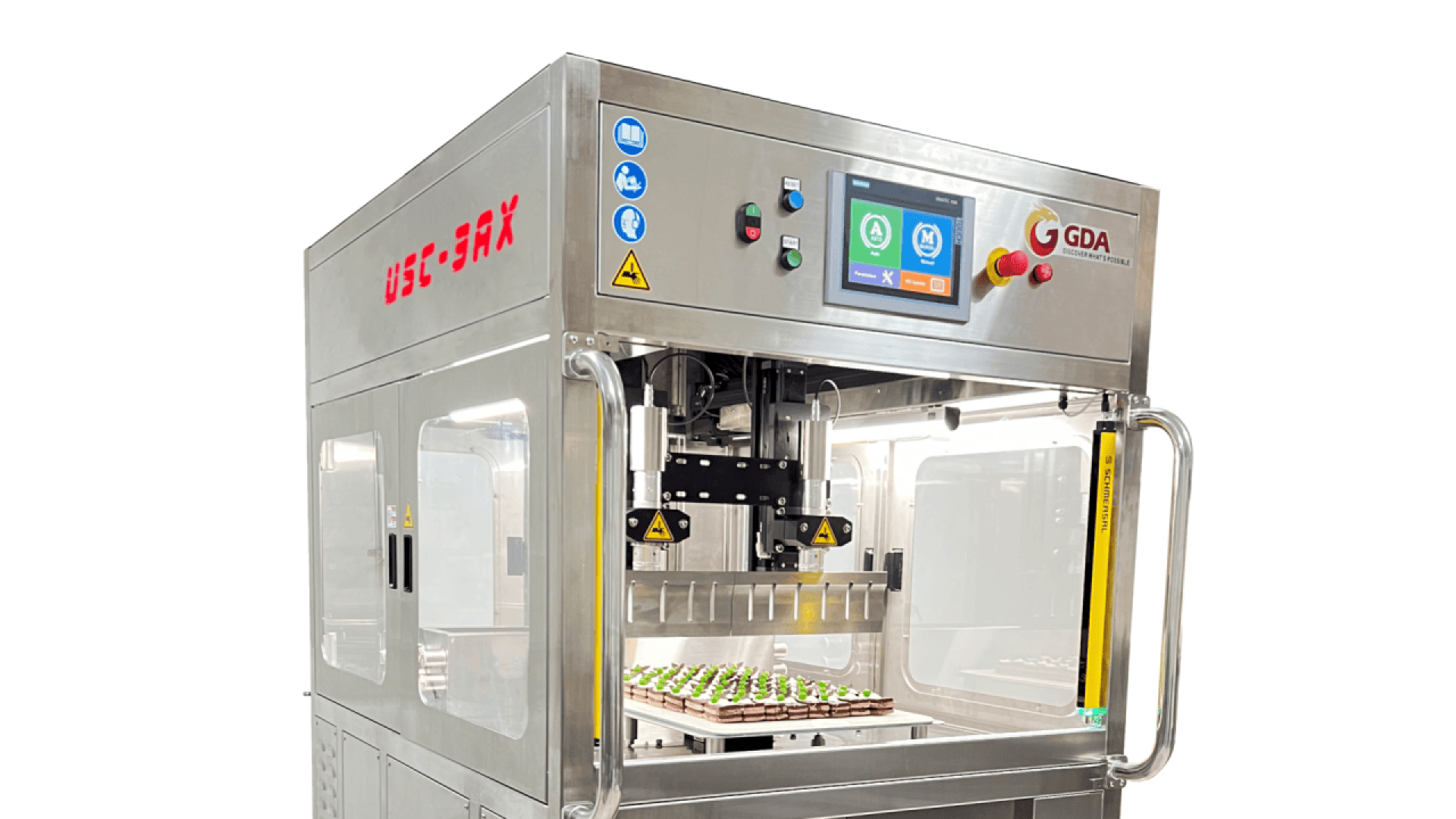 Eine industrielle Lebensmittelverarbeitungsmaschine aus rostfreiem Stahl mit einer Touchscreen-Benutzeroberfläche mit der Bezeichnung "DEL-SAN" legt mit Grünzeug gefüllte Produkte auf ein Tablett in einer transparenten Kammer.