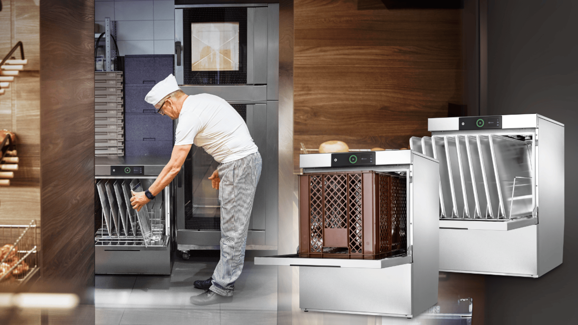 Ein älterer Mann in einer Bäckereiuniform lädt Tabletts in einen gewerblichen Geschirrspüler. Zwei Nahaufnahmen des Geschirrspülers zeigen das Innere und die Ablagen für die Tabletts. Die Umgebung ist sauber und modern.