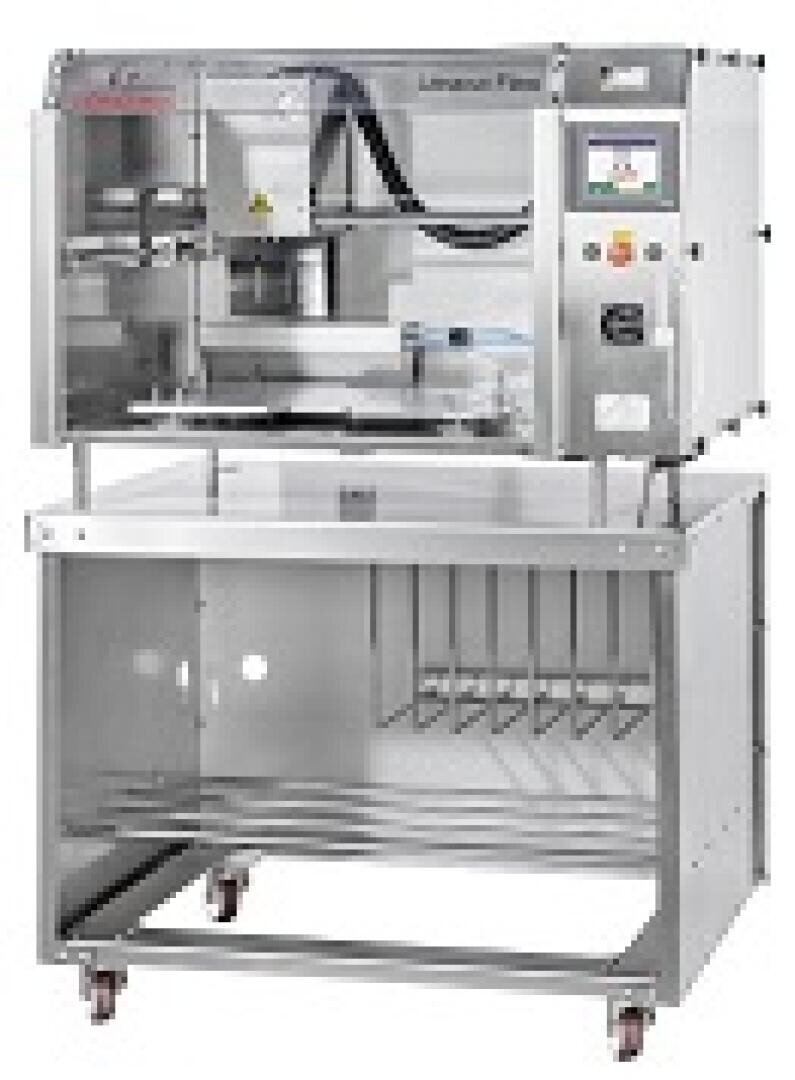 Eine industrielle Lebensmittelverpackungsmaschine aus Edelstahl mit einer transparenten Frontplatte, Bedientasten, einer digitalen Anzeige und darunter liegendem Stauraum, die zur Mobilität auf Rädern montiert ist.