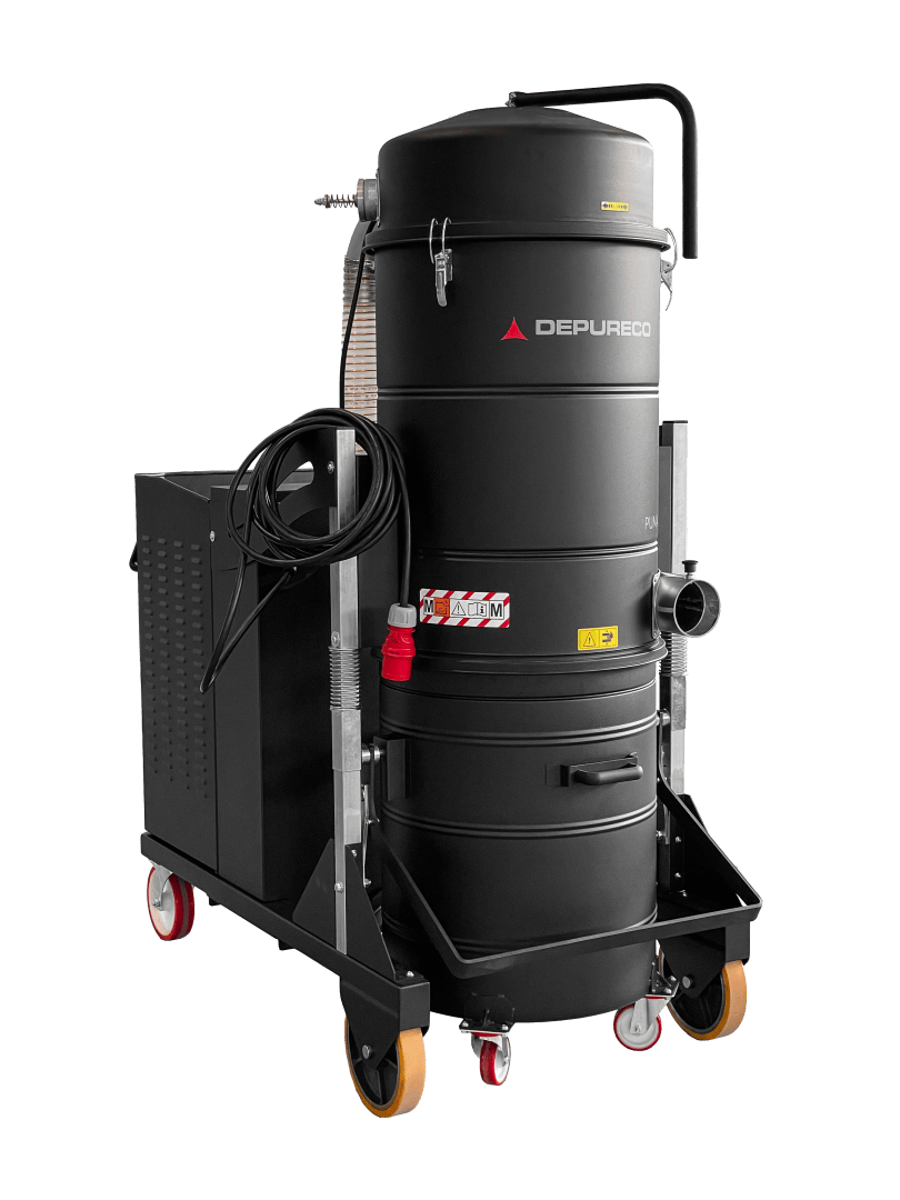 Ein schwarzer Industriestaubsauger mit roten Rädern, beschriftet mit DEPURECO, mit Schläuchen, Bedienfeld und einem zylindrischen Gehäuse, das für schwere Reinigungsaufgaben ausgelegt ist.