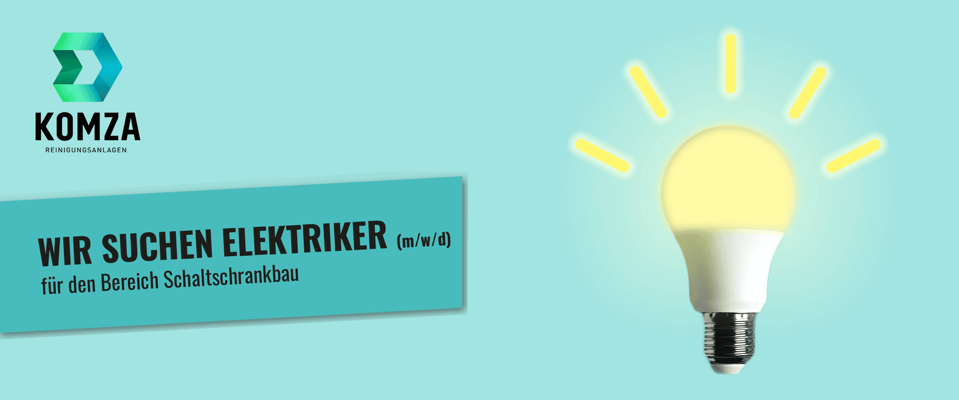 Ein türkisfarbener Hintergrund mit einer hell leuchtenden Glühbirne auf der rechten Seite. Auf der linken Seite das KOMZA-Logo und der Text: "Wir suchen Elektriker (m/w/d) für den Bereich Schaltschrankbau.".
