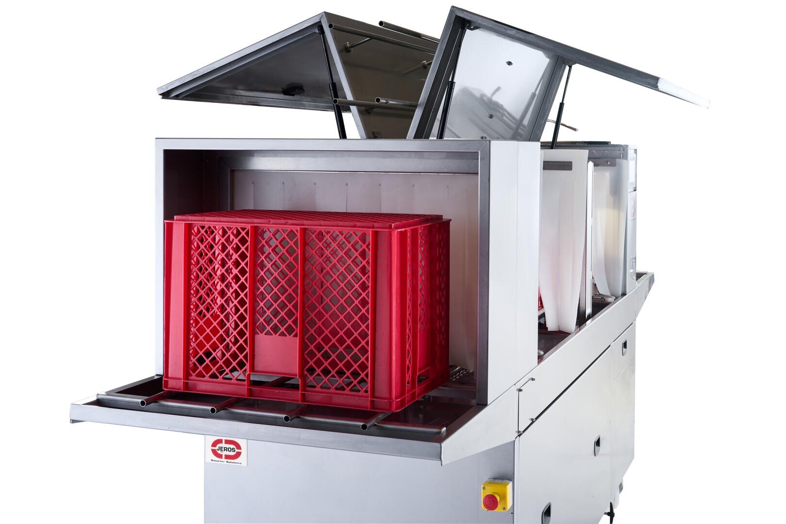 Ein großer industrieller Geschirrspüler mit geöffnetem Deckel, der eine rote Plastikkiste im Inneren des Waschraums zeigt. Die Maschine ist aus Metall, auf der Vorderseite ist ein Bedienknopf sichtbar.