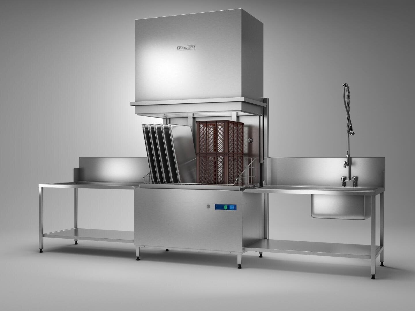 Ein großer industrieller Geschirrspüler mit offener Front, beladen mit Metalltabletts und einem braunen Gestell, flankiert von Arbeitsflächen aus Edelstahl und einem Waschbecken mit Sprühvorrichtung auf der rechten Seite.